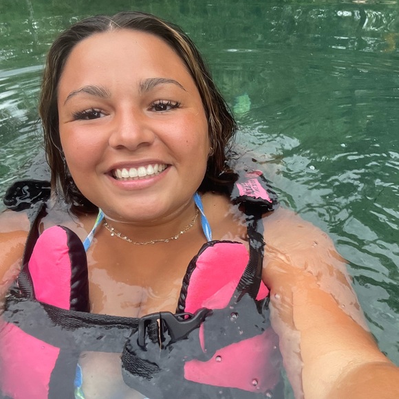 Meet your Posher, Kristen - Picture 3 of 4